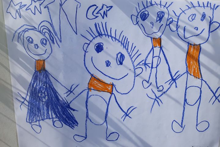 Fröhliche Kinder in Blau und Orange gemalt